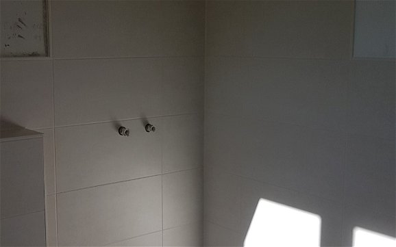 Dusche im Badezimmer in der individuell geplanten Doppelhaushälfte Twin L von Kern-Haus in Bammental