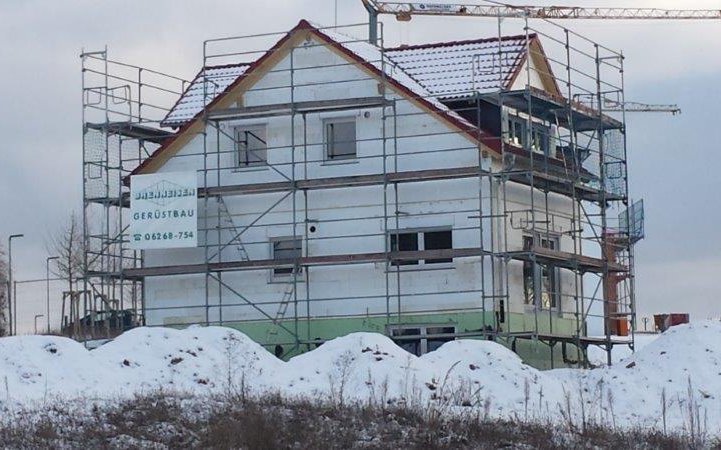 Die individuell geplante Doppelhaushälfte Twin L von Kern-Haus in Bammental mit Schnee