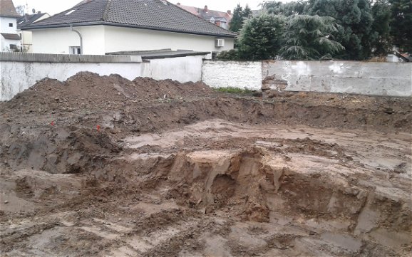 Erdarbeiten auf dem Grundstück für das frei geplante Doppelhaus von Kern-Haus in Mannheim-Feudenheim
