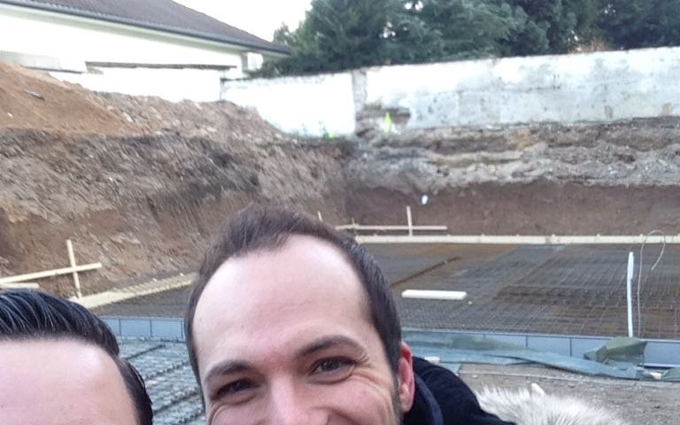 Dario Sauchelli mit Bauherr bei der Grundsteinlegung für das frei geplante Doppelhaus von Kern-Haus in Mannheim-Feudenheim