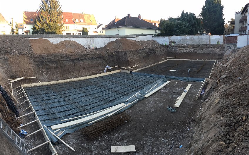 Vorbereitung der Bodenplatte für das frei geplante Doppelhaus von Kern-Haus in Mannheim-Feudenheim