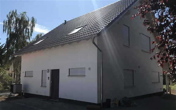 Eingangsseite des individuell geplanten Familienhauses Jano von Kern-Haus in Heddesheim