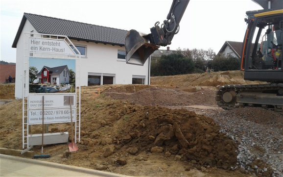 Erdarbeiten auf dem Grundstück für das Einfamilienhaus Aura von Kern-Haus in Weinheim