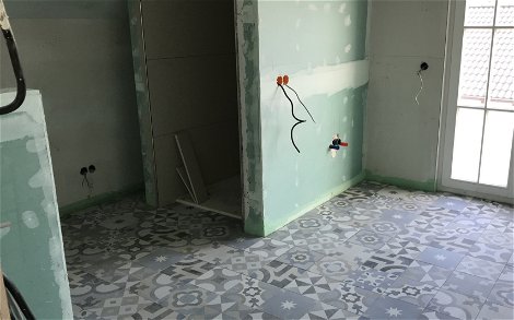 Fliesenarbeiten im Badezimmer des individuell geplanten Einfamilienhauses Aura von Kern-Haus in Weinheim-Rippenweier