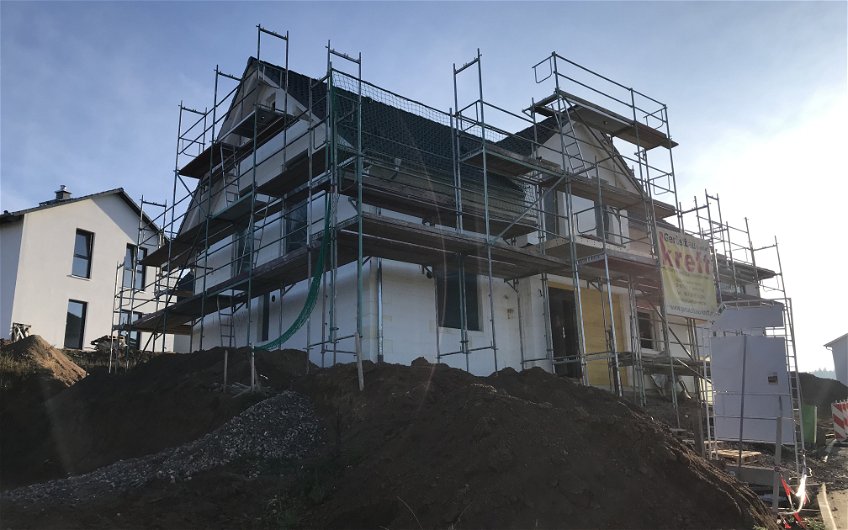 Rohbau des individuell geplanten Einfamilienhauses Aura von Kern-Haus in Weinheim mit eingedecktem Dach