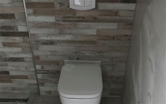Toilette in der individuell geplanten Doppelhaushälfte Twin XXL von Kern-Haus in Weinheim