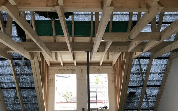Dachstuhl der frei geplanten Doppelhaushälfte von Kern-Haus in Weinheim