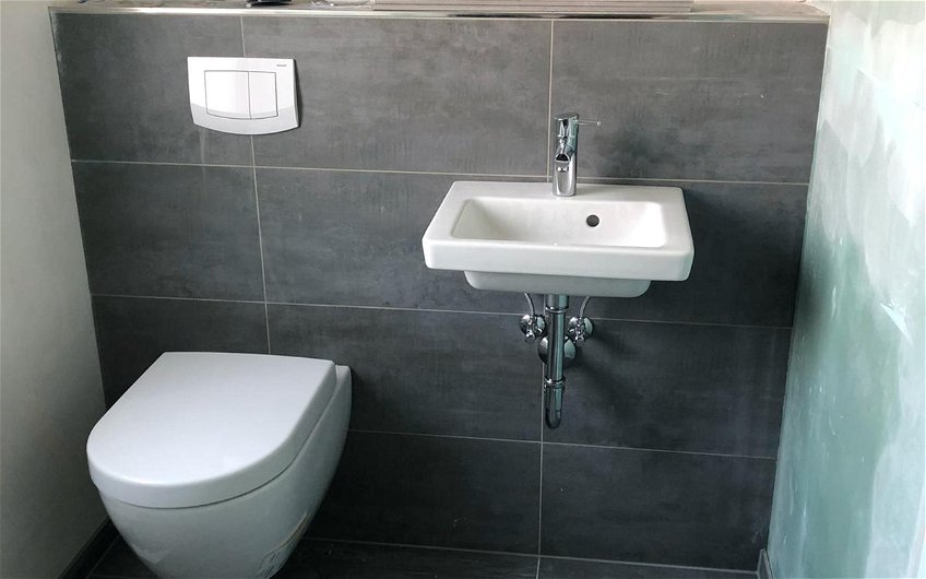Sanitärendmontage im Gäste-WC der Kern-Haus-Stadtvilla Signus in Plankstadt