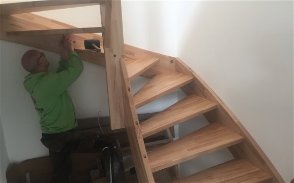 Treppenmontage in der frei geplanten Doppelhaushälfte von Kern-Haus in Ketsch