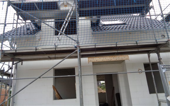 Rohbau der frei geplanten Doppelhaushälfte von Kern-Haus in Ketsch mit eingedecktem Dach