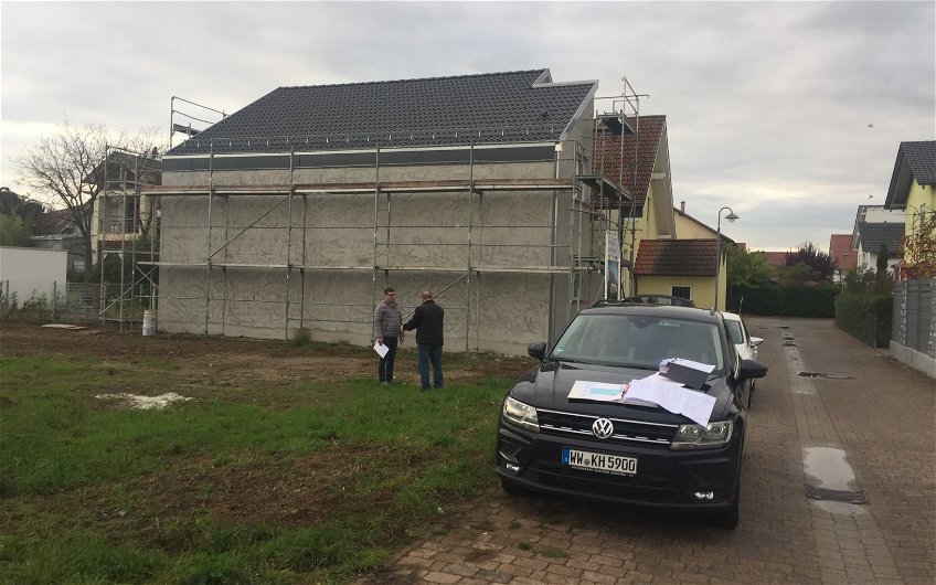 Bauanlaufgespräch für das frei geplante Familienhaus von Kern-Haus in Hambrücken