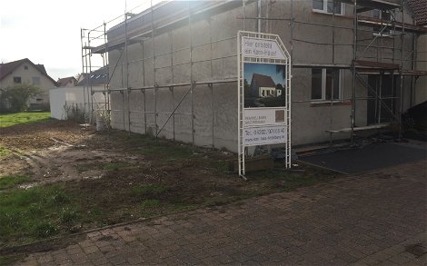 Baustellenschild am Grundstück für das frei geplante Familienhaus von Kern-Haus in Hambrücken