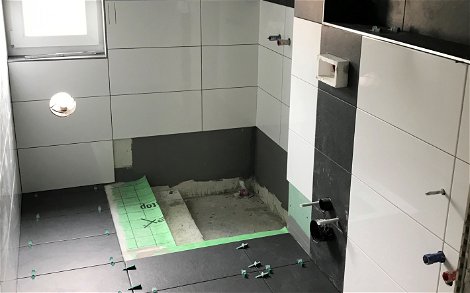 Fliesen im Duschbad des Familienhauses Signum von Kern-Haus in Zweiflingen
