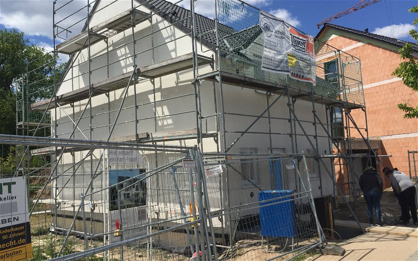 Individuell geplante Doppelhaushälfte Twin L von Kern-Haus in Ketsch mit verputzter Außenfassade