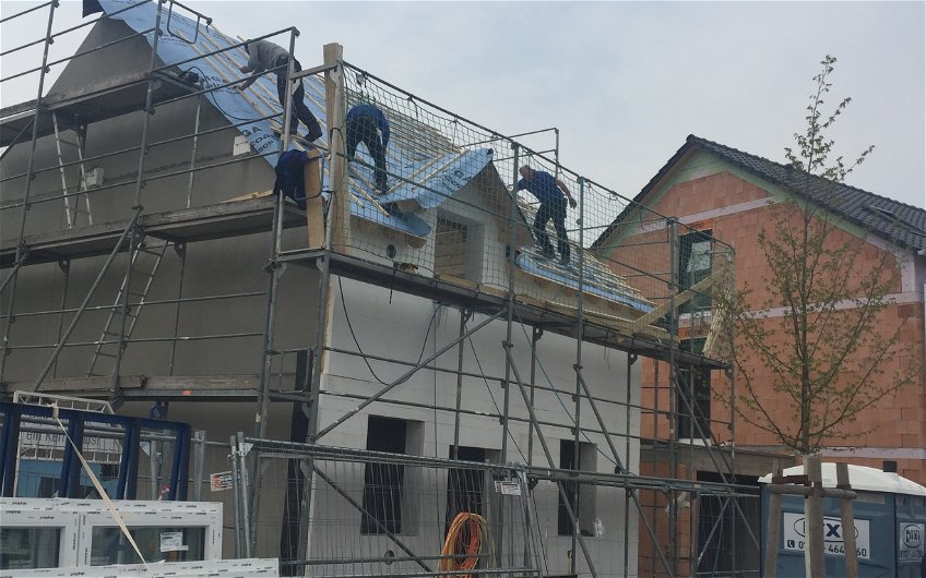Vorbereitungen zur Dacheindeckung der individuell geplanten Doppelhaushälfte Twin L von Kern-Haus in Ketsch