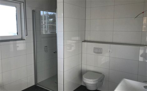 Sanitärendmontage im Bauhaus Linea von Kern-Haus in Möckmühl