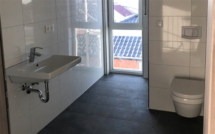 Sanitärendmontage im Bauhaus Linea von Kern-Haus in Möckmühl