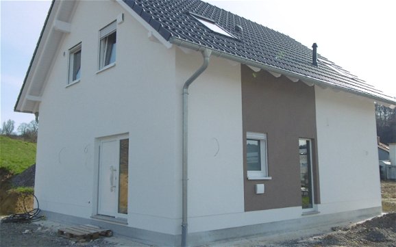 Eingangsseite des individuell geplanten Familienhauses Loop Plus von Kern-Haus in Eschelbronn