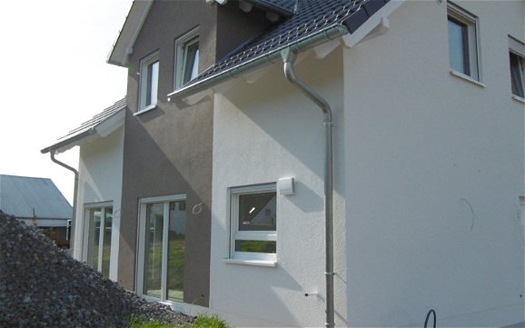 Gartenseite des individuell geplanten Familienhauses Loop Plus von Kern-Haus in Eschelbronn
