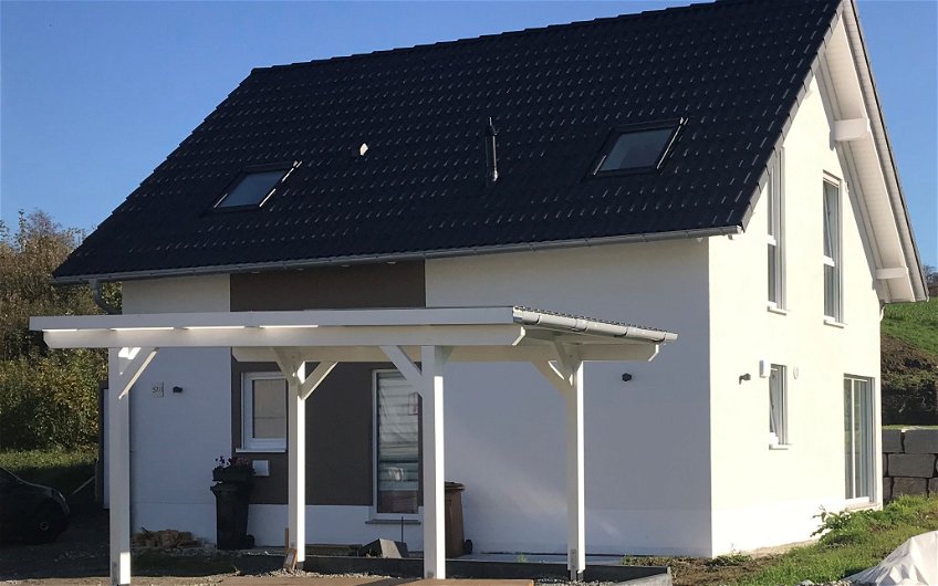 Carport am individuell geplanten Familienhaus Loop Plus von Kern-Haus in Eschelbronn
