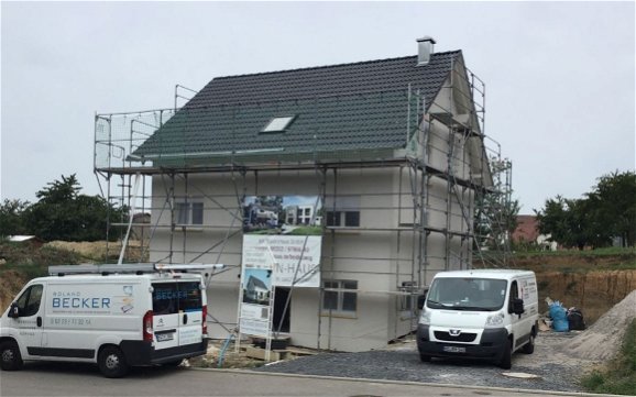 Außenputz am individuell geplanten Familienhaus Signum mit Einliegerwohnung von Kern-Haus in Eppingen