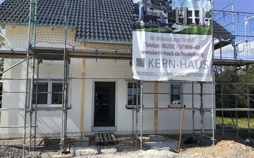 Geschlossener Rohbau des Familienhauses Jano von Kern-Haus in Forchtenberg