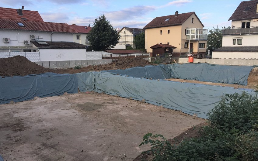 Baugruben für die frei geplanten Mehrfamilienhäuser von Kern-Haus in Hemsbach