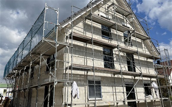 Vorbereitungen für den Außenputz an den frei geplanten Mehrfamilienhäusern von Kern-Haus in Hemsbach