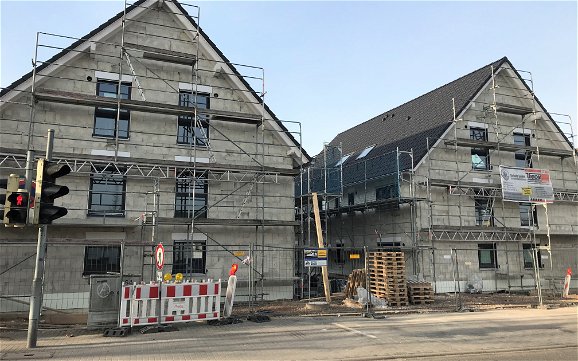 Geschlossener Rohbau der frei geplanten Mehrfamilienhäuser von Kern-Haus in Hemsbach