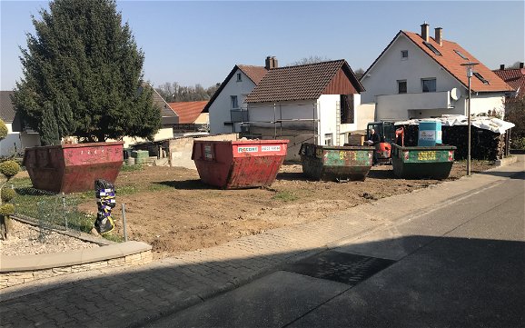 Baustellenvorbereitung auf dem Grundstück für das individuell geplante Familienhaus Trend von Kern-Haus in Dielheim