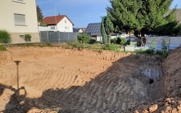 Erdarbeiten auf dem Grundstück für das individuell geplante Familienhaus Trend von Kern-Haus in Dielheim