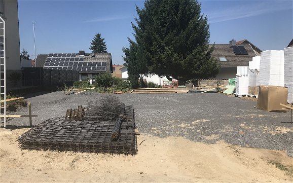 Baustellenvorbereitung für das individuell geplante Familienhaus Trend von Kern-Haus in Dielheim