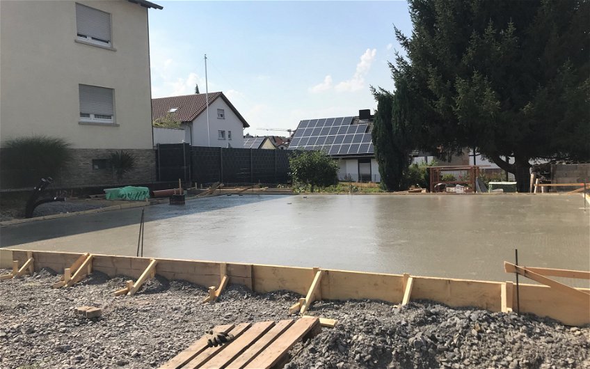 Bodenplatte des individuell geplanten Familienhauses Trend von Kern-Haus in Dielheim