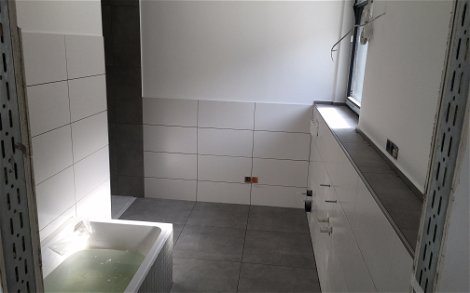Badezimmer im frei geplanten Familienhaus von Kern-Haus in Mauer