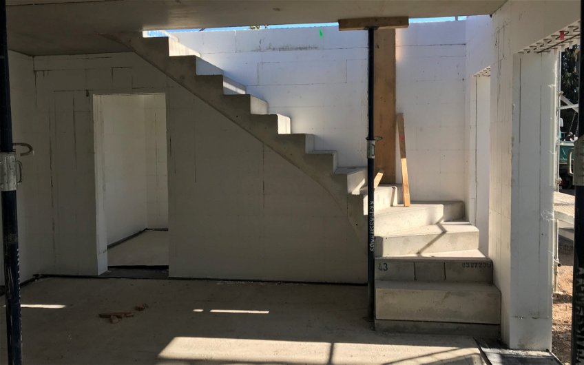 Betontreppe im frei geplanten Familienhaus von Kern-Haus in Mauer