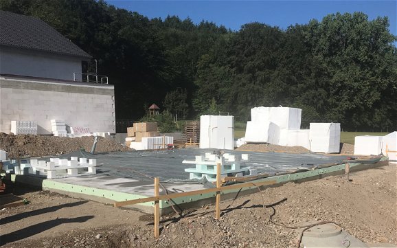 Bodenplatte für das frei geplante Familienhaus von Kern-Haus in Mauer