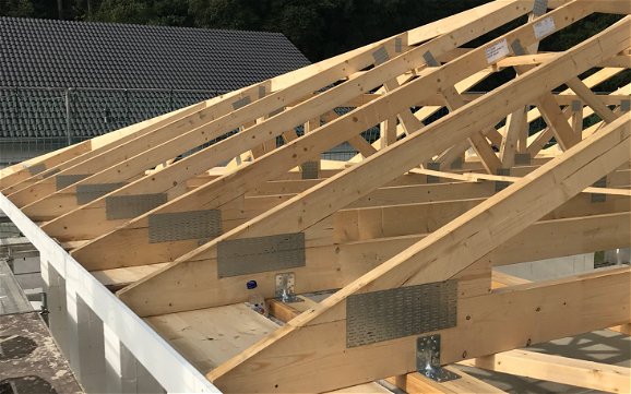 Dachstuhl des frei geplanten Familienhauses von Kern-Haus in Mauer