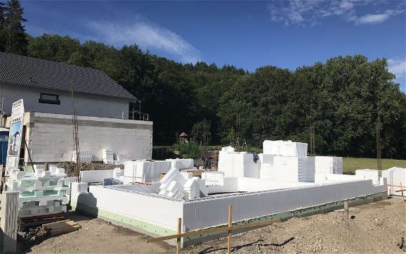 DuoTherm-Mauerwerk des frei geplanten Familienhauses von Kern-Haus in Mauer