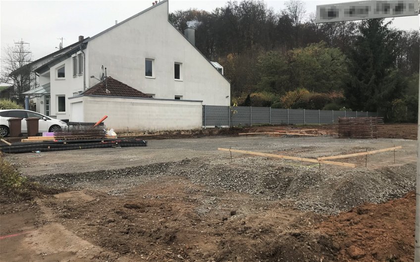 Baustellenvorbereitung auf dem Grundstück für das individuell geplante Familienhaus Vero von Kern-Haus in Leimen-Gauangelloch