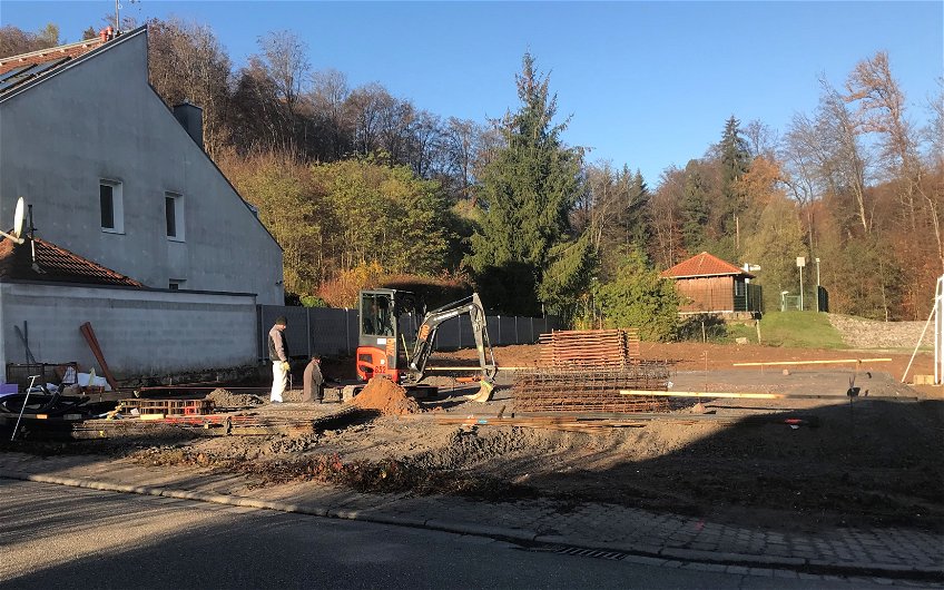 Baustellenvorbereitung auf dem Grundstück für das individuell geplante Familienhaus Vero von Kern-Haus in Leimen-Gauangelloch