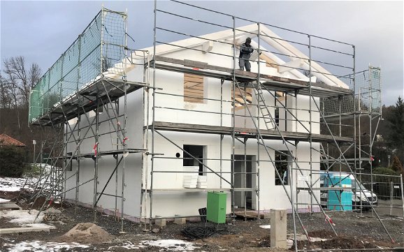 Rohbau des individuell geplanten Familienhauses Vero von Kern-Haus in Leimen-Gauangelloch
