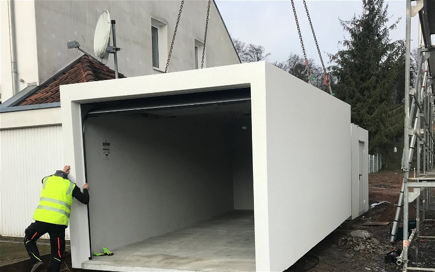 Garage des individuell geplanten Familienhauses Vero von Kern-Haus in Leimen-Gauangelloch