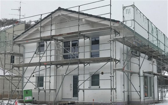 Geschlossener Rohbau des individuell geplanten Familienhauses Vero von Kern-Haus in Leimen-Gauangelloch