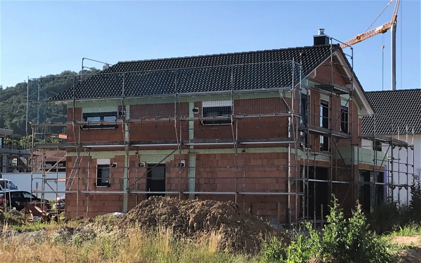 Geschlossener Rohbau des individuell geplanten Familienhauses Allea von Kern-Haus in Heppenheim