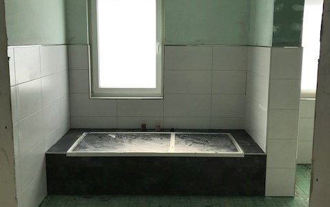 Badezimmer im frei geplanten Familienhaus von Kern-Haus in Weinheim