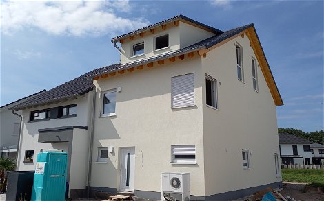 Eingangsseite der frei geplanten Doppelhaushälfte von Kern-Haus in Ketsch