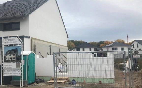 Erdgeschosswände der frei geplanten Doppelhaushälfte von Kern-Haus in Ketsch