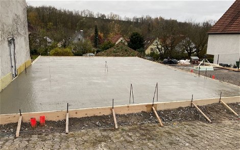 Bodenplatte für das frei geplante Zweifamilienhaus von Kern-Haus in Wiesloch