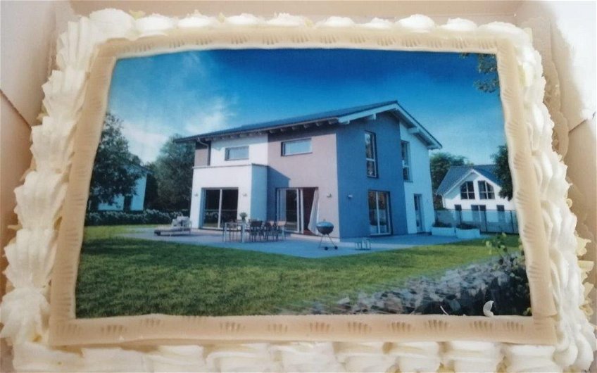 Eine süße Überraschung - leckere Torte mit der Abbildung des Traumhauses.