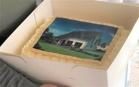 Tolles Geschenk - eine leckere Torte mit der Abbildung des Traumhauses.
